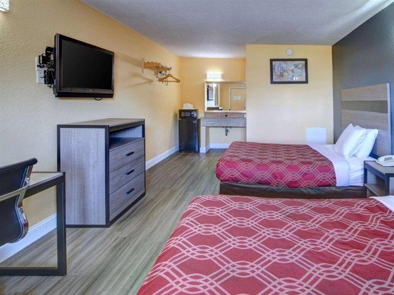 נורפולק Econo Lodge At Military Circle מראה חיצוני תמונה
