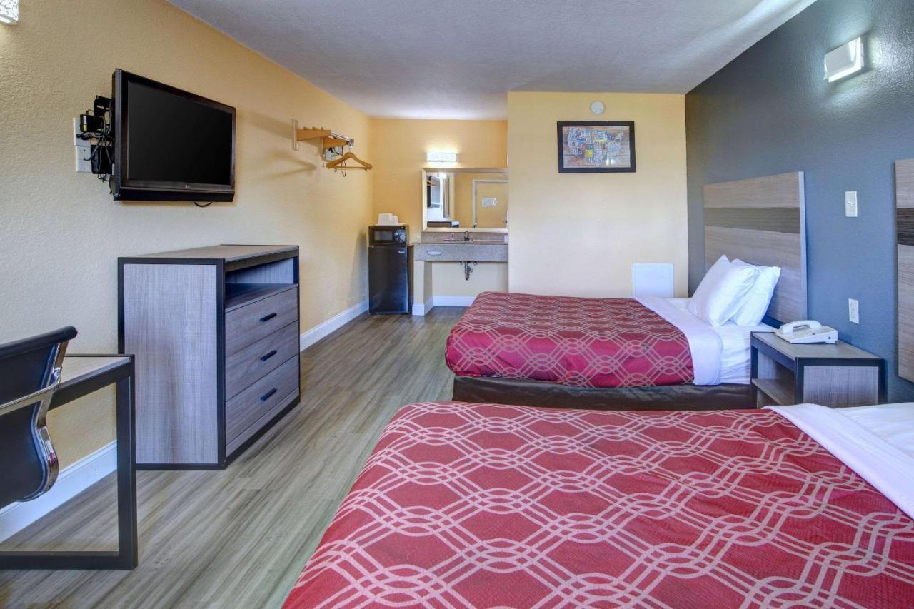 נורפולק Econo Lodge At Military Circle מראה חיצוני תמונה