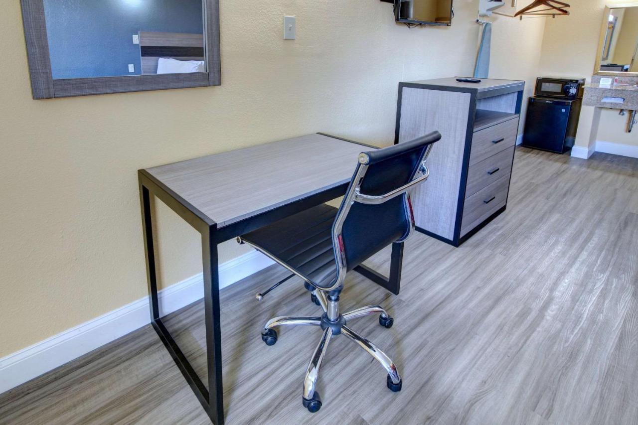 נורפולק Econo Lodge At Military Circle מראה חיצוני תמונה