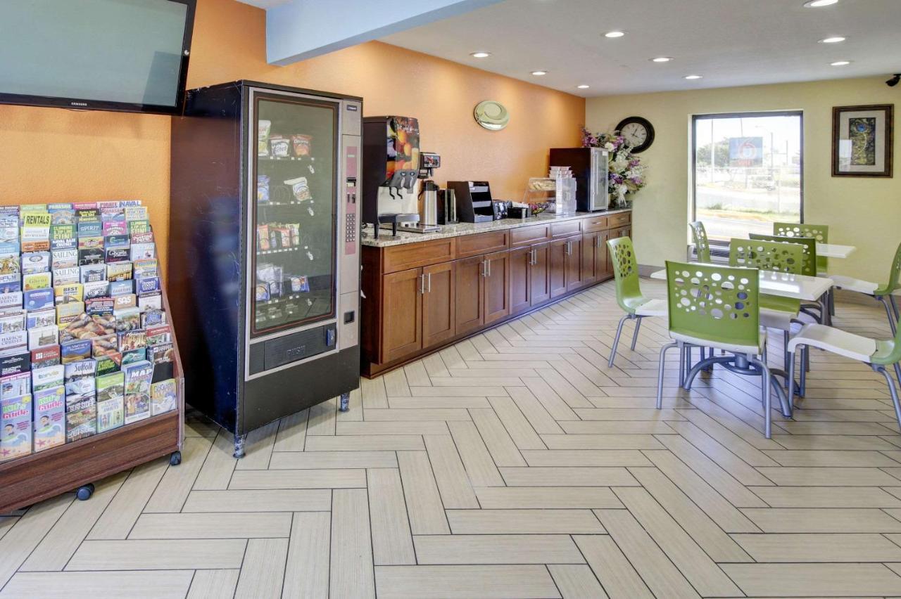 נורפולק Econo Lodge At Military Circle מראה חיצוני תמונה